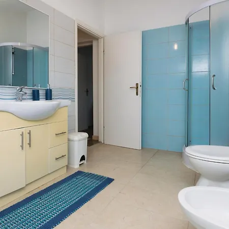 Сasa de vacaciones Four-Bedroom Holiday Home In Pridraga