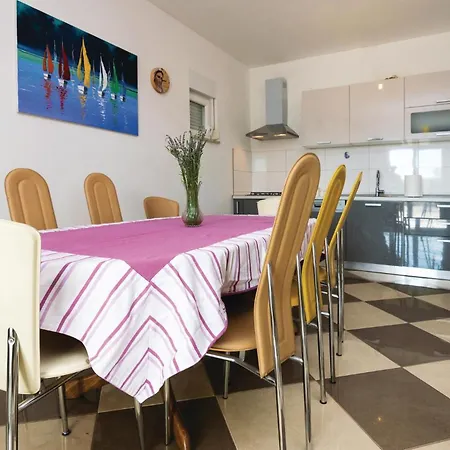 Сasa de vacaciones Four-Bedroom Holiday Home In Pridraga *