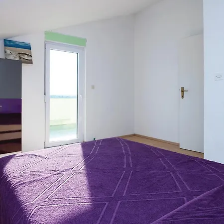 Сasa de vacaciones Four-Bedroom Holiday Home In Pridraga Pridraga