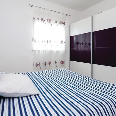 Four-Bedroom Holiday Home In Pridraga Сasa de vacaciones *