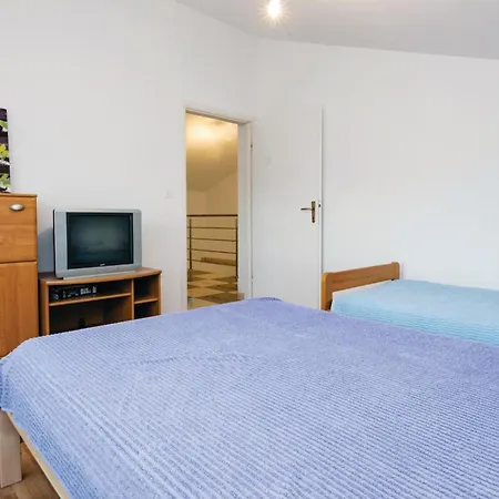 Four-Bedroom Holiday Home In Pridraga * Pridraga